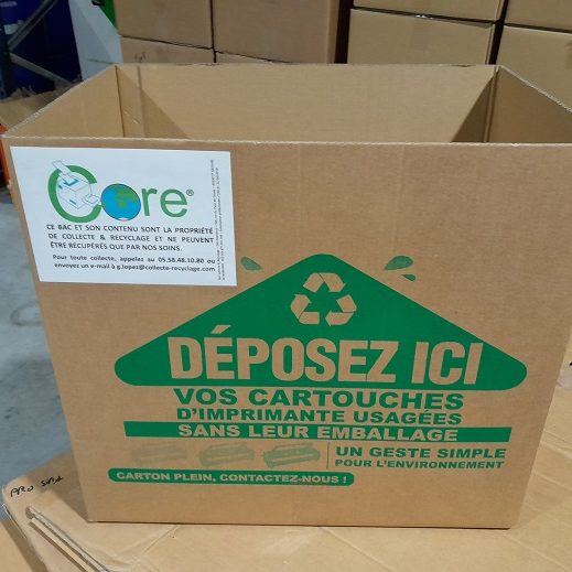 Bac de collecte en carton pour le recyclage de cartouches d'encre. Texte en français et logo "Core".