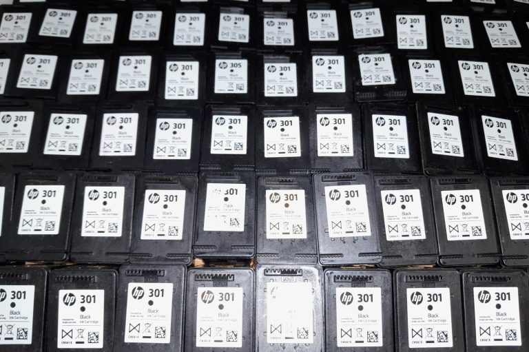 Lot de cartouches usagées chez CORE- Collecte & Recyclage, prêtes pour le réemploi.