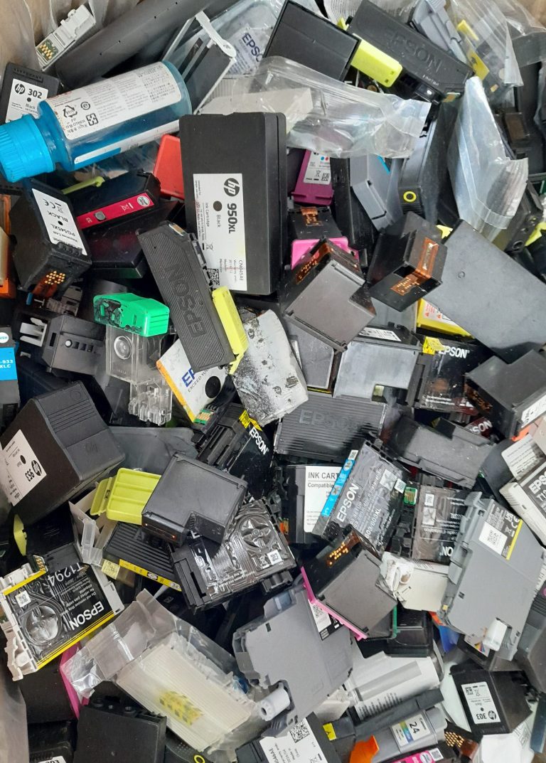 Cartouches d'imprimante en attente de tri. Les cartouches vides et le toners usagées sont triés chez CORE - Collecte & Recyclage avant d'être recyclées.