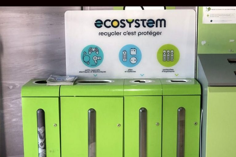 Meuble de tri Ecosystem avec des informations sur le recyclage. 