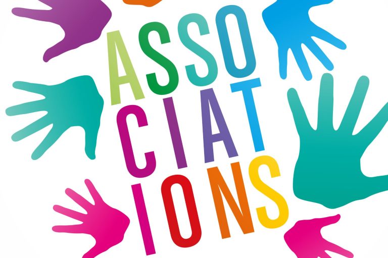 Mains colorées entourant le mot "ASSOCIATIONS" en lettres stylisées.